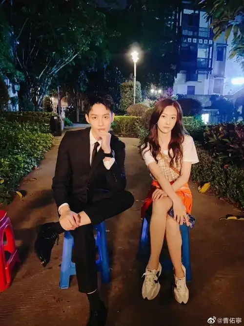 他在逆光中告白  #余玥  #曹佑宁  #为你逆光而来   9张图6张合照,小