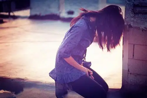 心碎女生图片悲伤无助的女生