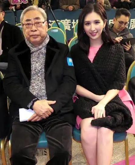 之一的大名娱乐老板林建名与曾传与他"爷孙恋"的旗下艺人何傲儿前往撑