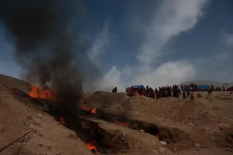 玉树地震遇难者千人火葬现场图