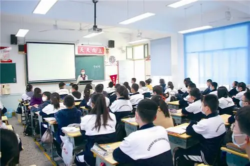 城北中学振兴校区初二学生正在上课中.段华良 摄