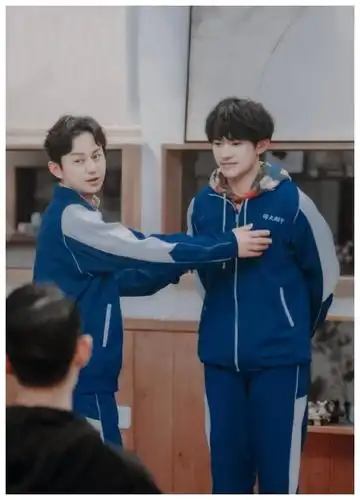 易烊千玺两次穿高中校服,时隔三年,少年气果然不是年龄决定的!