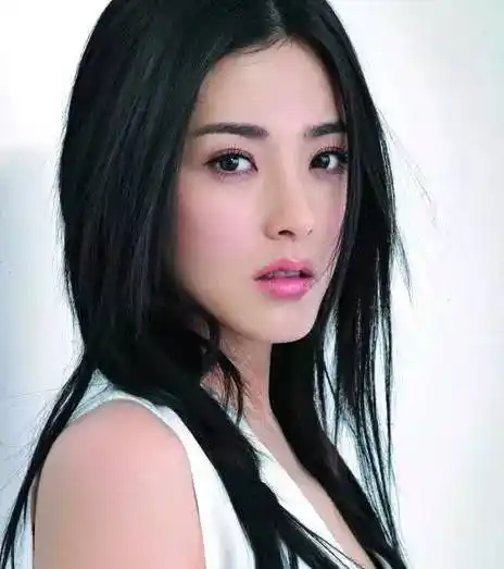 她是章子怡同学,拍大尺度照,演最美女鬼,却多年不红!