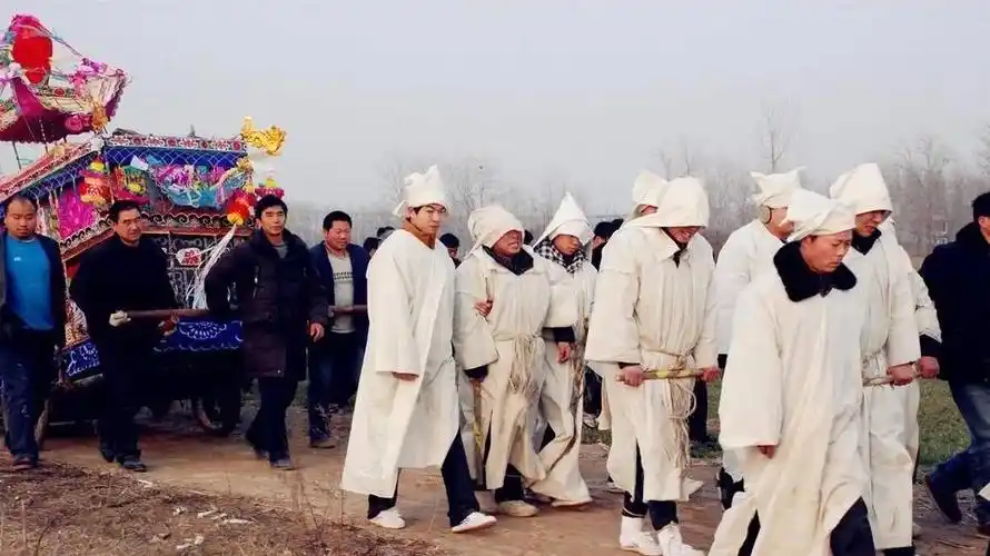 丈夫去世,婆婆劝我改嫁,无意听到婆婆一个人念叨,我偷偷报了警