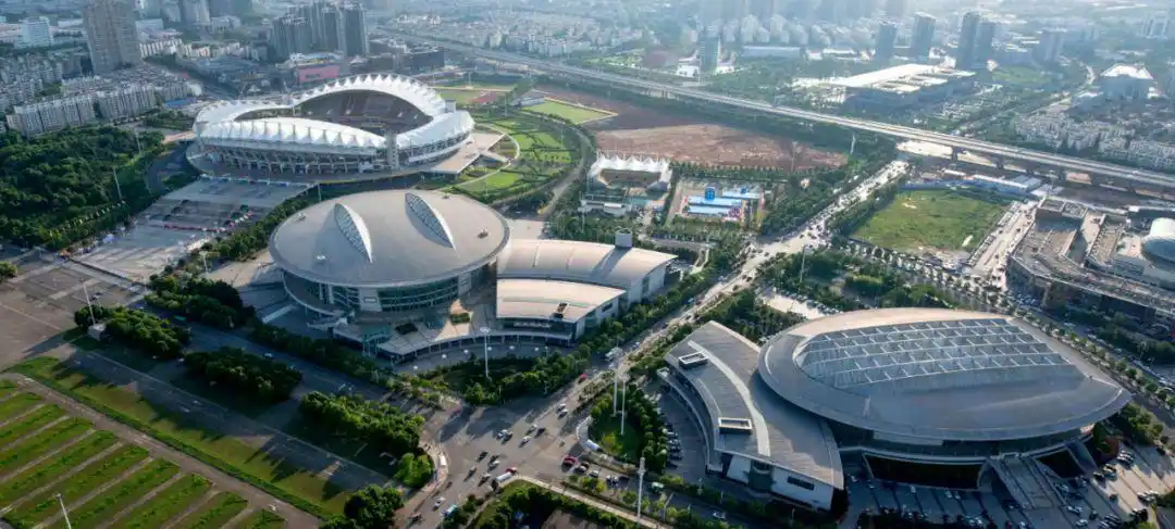 由体育场,体育馆和游泳馆(一场两馆)武汉经济技术开发区内