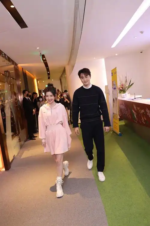 电影以年为单位的恋爱主演毛晓彤杨玏现身新浪扫楼