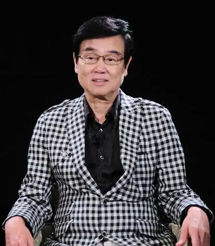 74岁黄百鸣夜店与美女耳鬓厮磨曾与多个辣妹游艇狂欢大秀6块腹肌宝刀