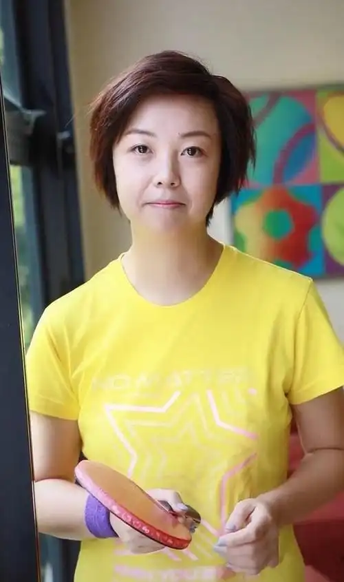 张怡宁退役后变化大,t恤配短发休闲随性,乒乓大魔王变温柔妈妈