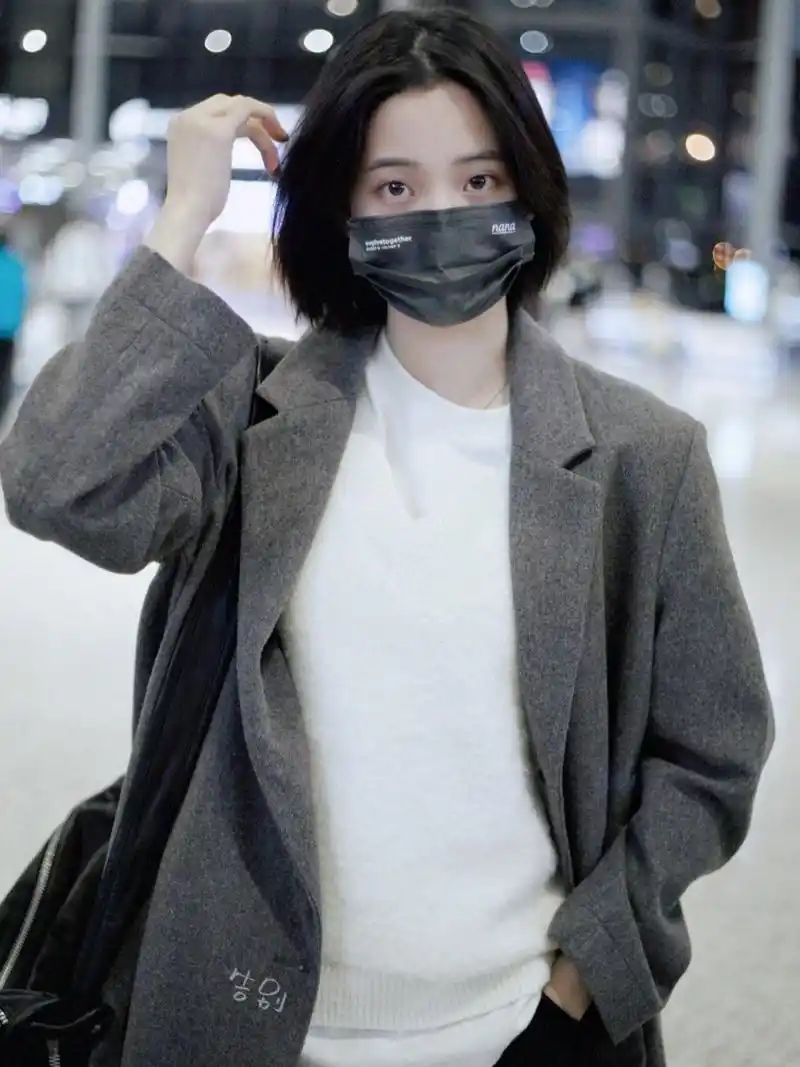 在机场看到了欧阳娜娜的街拍私服,她穿着一件深色的大衣,看起来非常