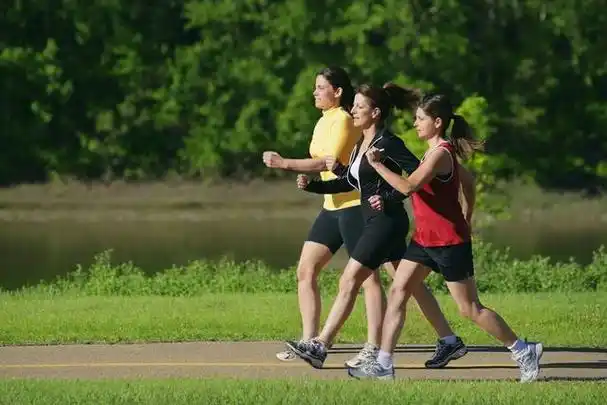 快走是很好的运动方式,对膝盖十分友好,减肥同时更对健康有益