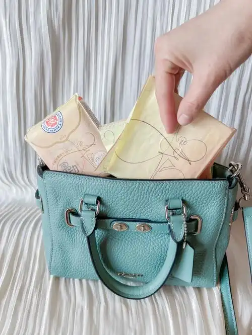 翻包记女生包包里的小秘密