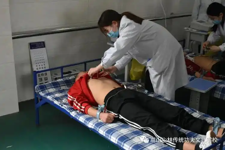 体检进校园少林传统功夫文武学校为学生健康成长保驾护航