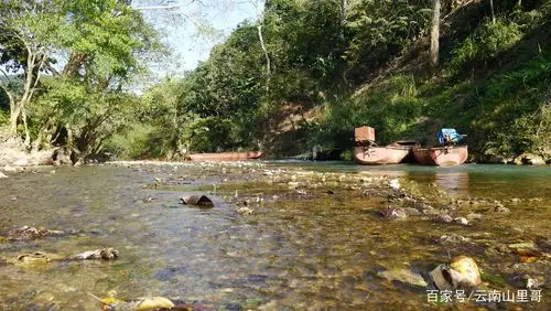 中越边境线上的越南农村,只隔了条四五米宽的小河