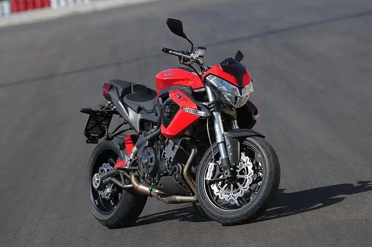 贝纳利tnt 1130经典三缸时尚街车图赏