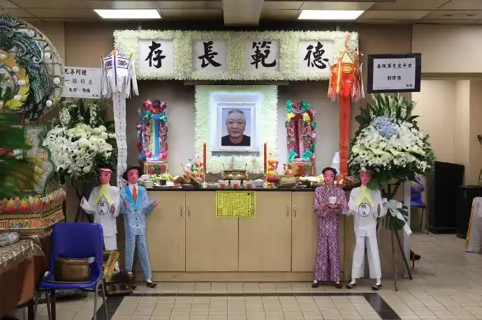 出殡,胞弟王青遗憾缺席,周润发送花郑则仕狄龙低调现身_香港殡仪馆