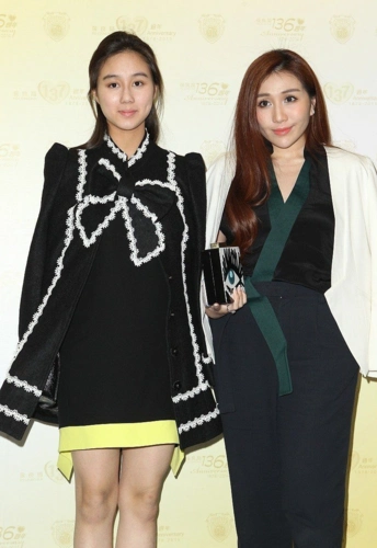 赌王99岁亲姐姐生日四太梁安琪携儿女庆祝何超欣打扮成熟