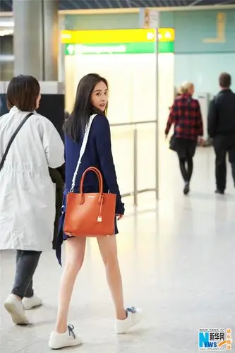 杨幂机场街拍玩转休闲风 造型活泼不失活力