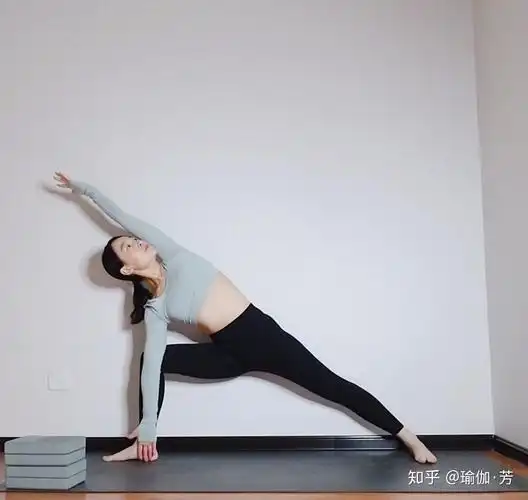 瑜伽体式精讲100讲初级瑜伽体式第49式三角侧伸展式