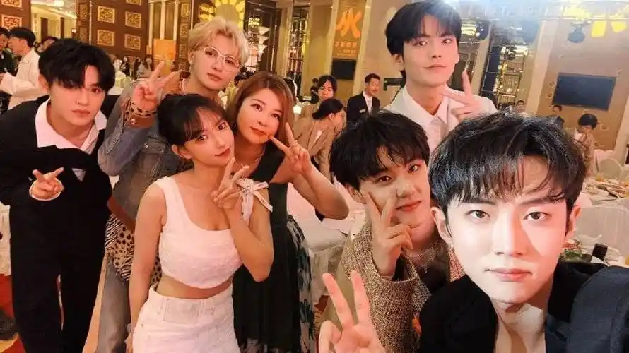 杜华晒乐华娱乐年会库存照与王一博程潇等人合影