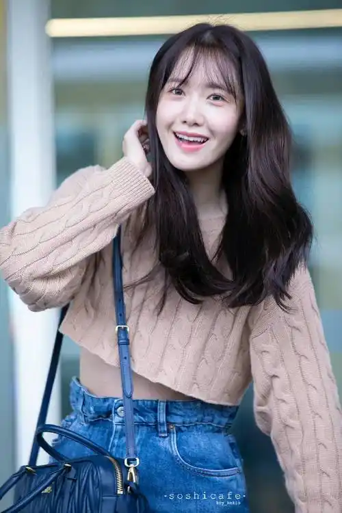 林允儿多组靓丽写真,乌黑的长发披肩,露出白皙的小蛮腰-爱读书