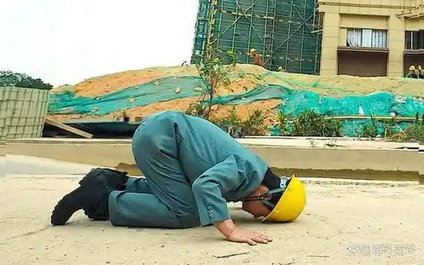 《狂飙》高启强给泰叔下跪的场景,现实中也有