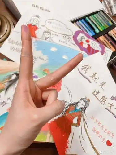 组图:关晓彤手绘三幅画告别班婳 配颜表情和花字画风可爱