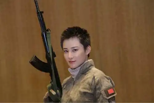 《红海行动》女兵因一句脏话爆红!原来她这么逆天,不输爷们儿!