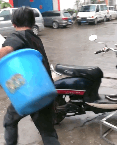 有精致女孩在提桶跑路前,仔细收拾行李.离场姿势,五花八门.