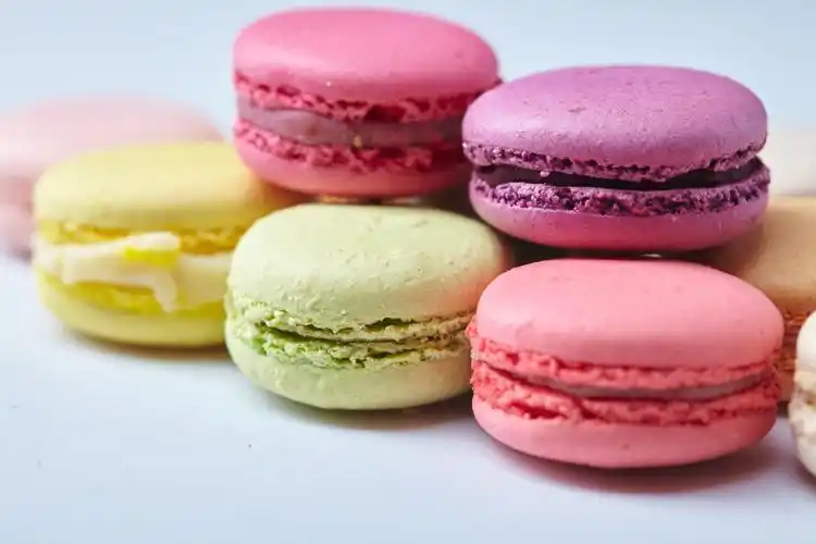 木桌上的粉色马卡龙