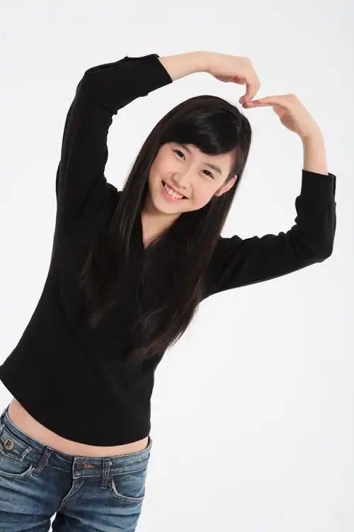 双手放在头顶做心形的女孩图片