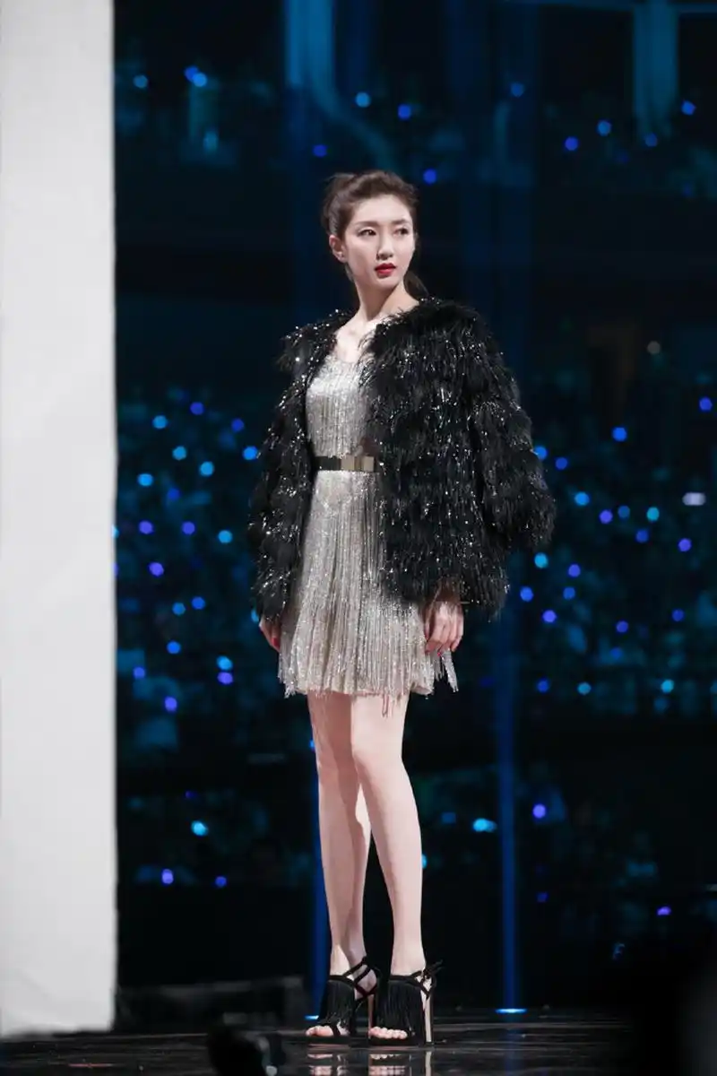 江疏影跳起舞来简直就是女王气场,复古红绿造型,冷艳的银色流苏裙配上