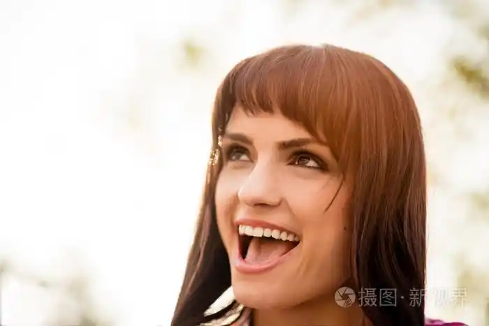 张开嘴女人肖像