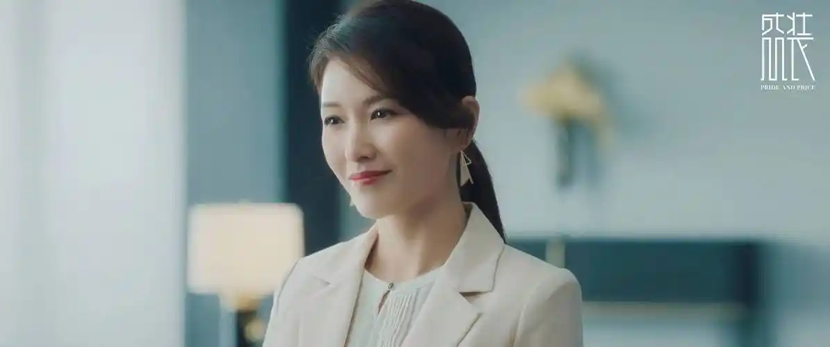 盛装燃情收官徐洁儿宋佳十指紧扣拼事业