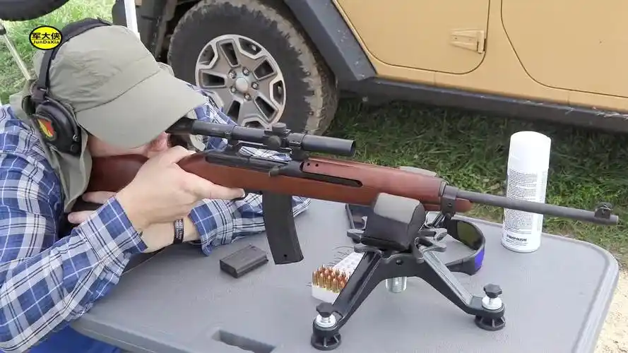 配备瞄准镜的全自动卡宾枪,弹匣供弹 靶场射击测试