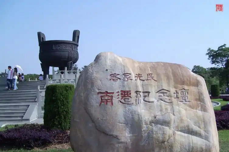 章江和贡江就在这里合流形成赣江,所以这里也是赣江的源头.