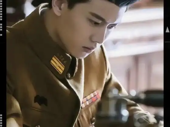 任嘉伦的民国军装绝绝子啊!制服与思考碰撞火花