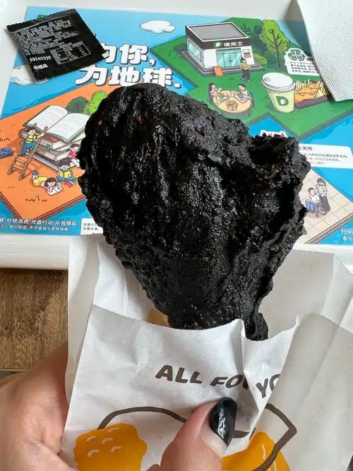 有一包辣椒油直接倒在炸鸡上
这个黑色的藤椒真的好吃!