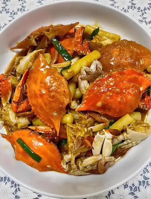 以下是螃蟹炒年糕的做法:   食材:   - 螃蟹:2 只 - 年糕:1 包 - 洋葱