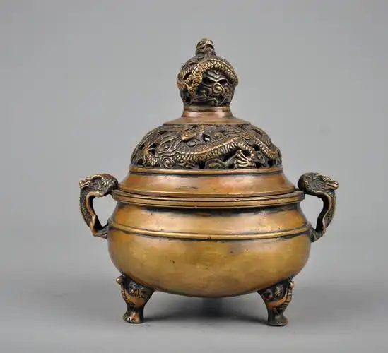 乾隆年制铜龙纹三足熏炉