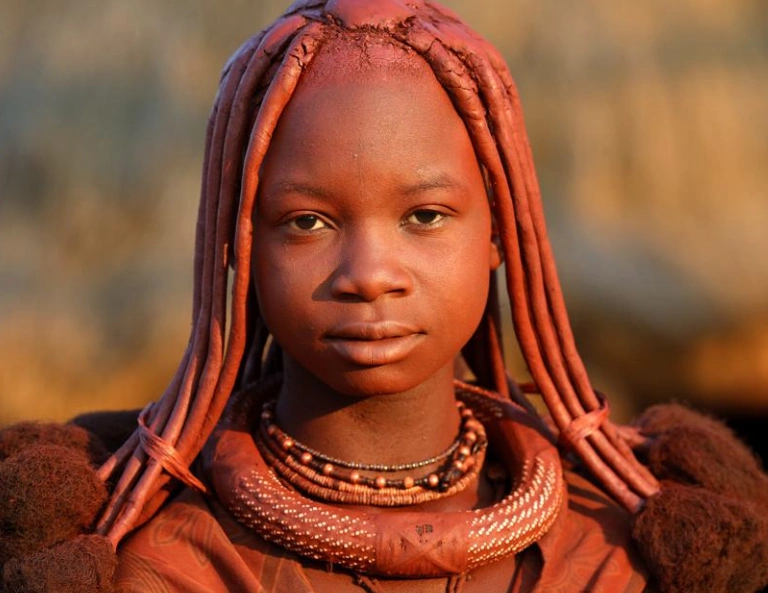 奇特的"红泥人":女子不穿衣为美,生下别人的孩子,丈夫很开心