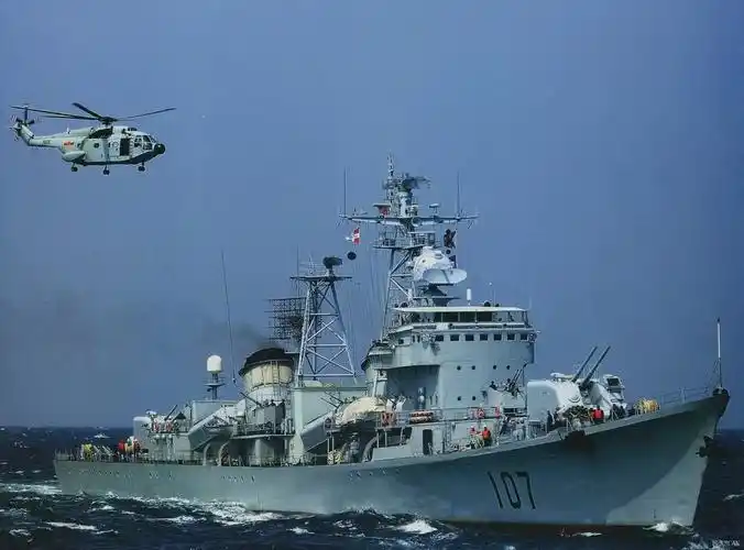 中国海军107"银川"号导弹驱逐舰极其舰载机