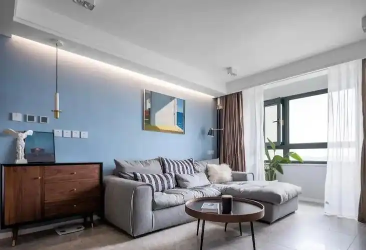 沙发背景墙是业主比较喜欢的灰蓝色,给人一种沉稳大气的视觉感受.