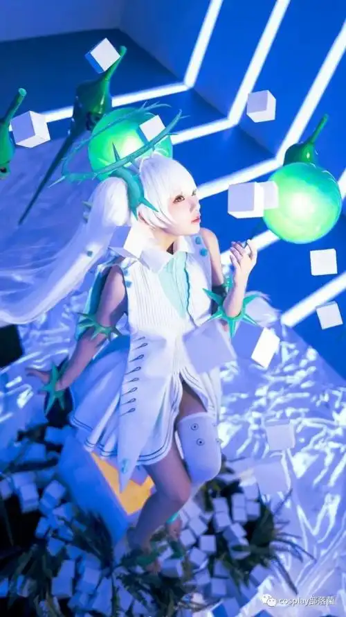 cos:战双帕弥什露娜 银冕cos正片@姜生花