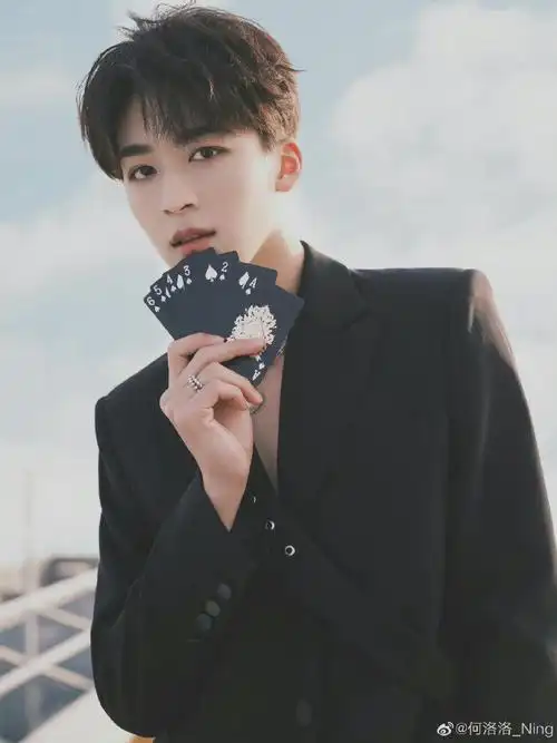 何洛洛分享天台花絮图 v领西装性感帅气……__财经头条