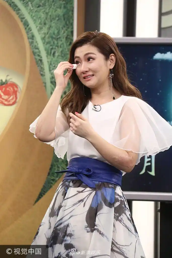 组图:selina穿"蝴蝶"长裙露手臂伤疤 录影落泪惹人心疼