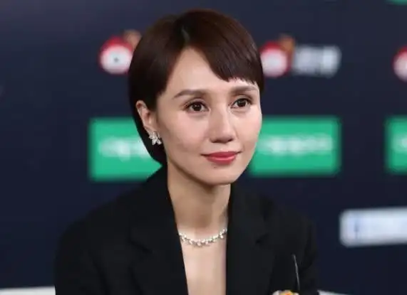 如何评价袁泉的长相?她也尝试过大浓妆