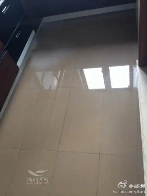 莆田某楼盘刚交房就发现厨房水管裂开漏水质量堪忧