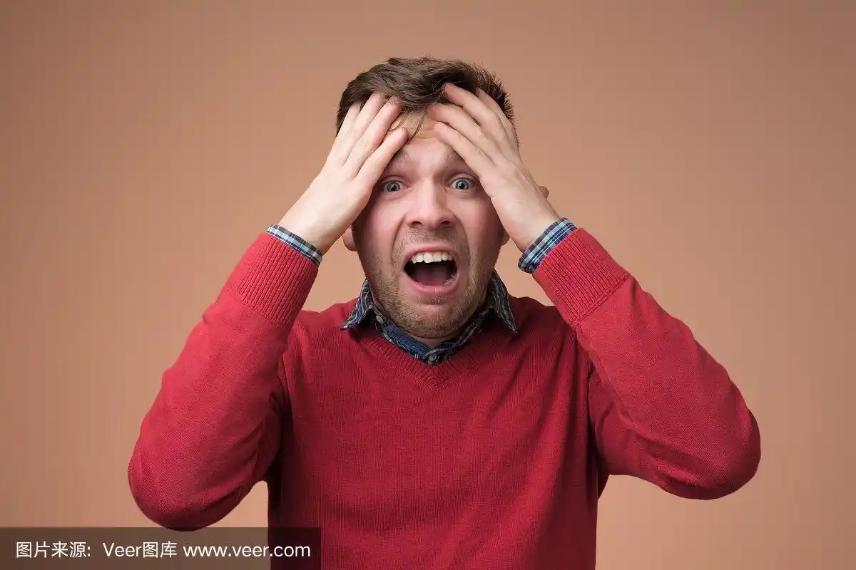 悲伤的成熟男人双手抱头尖叫