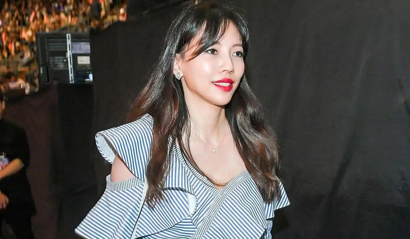 4月14日李靓蕾迎来37岁生日,日前她晒出和闺蜜庆生照片,气色看上去