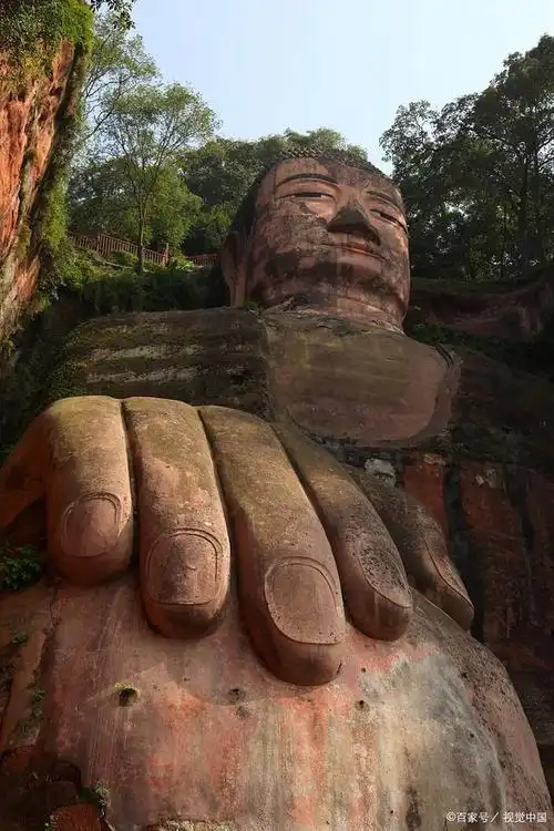 乐山大佛又名凌云大佛,位于四川省乐山市南岷江东岸凌云寺侧,濒大渡河